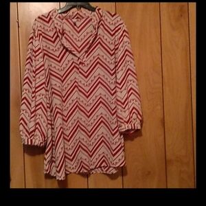 Auditions vneck.liteweight quarter length sleeve blouse